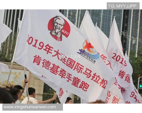 足球场上球星牵手孩子共度温馨时光展现父爱与运动精神